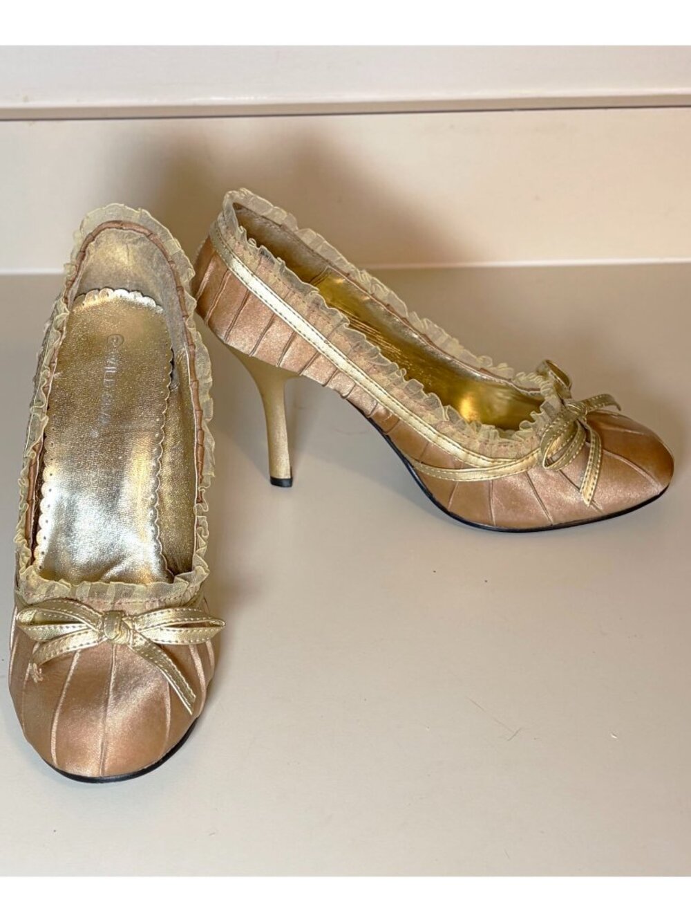 Wild Diva Gold Ruffle Lace Bow Stiletto 80s Y2K Pumps Heels Women’s 9 Round Toe